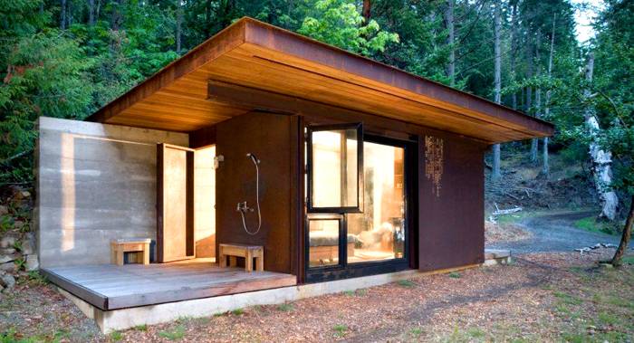 Zweizimmer-Umkleidekabinen mit Toilette und Dusche