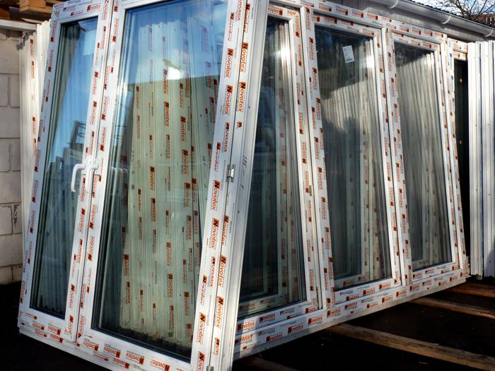 Συνήθως, οι εταιρείες που παράγουν παράθυρα με διπλά τζάμια φέρνουν συναρμολογημένα παράθυρα