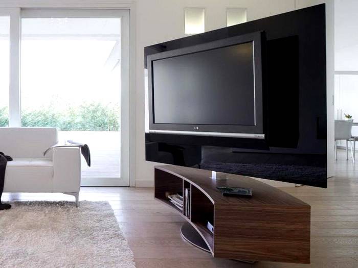 Βαριά μονάδα τηλεόρασης με διακοσμητική οθόνη τοποθετημένη σε συμπαγή άξονα