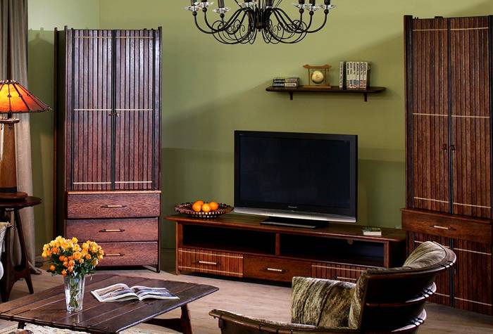 Αυτή η βάση εξοπλισμού και τα ερμάρια είναι κατασκευασμένα σε έθνικ στιλ από μασίφ φοίνικα