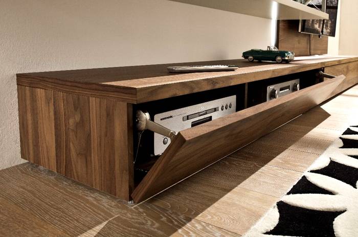 Οι ειδικοί μεντεσέδες εξασφαλίζουν ομαλό άνοιγμα του μεγάλου καπακιού