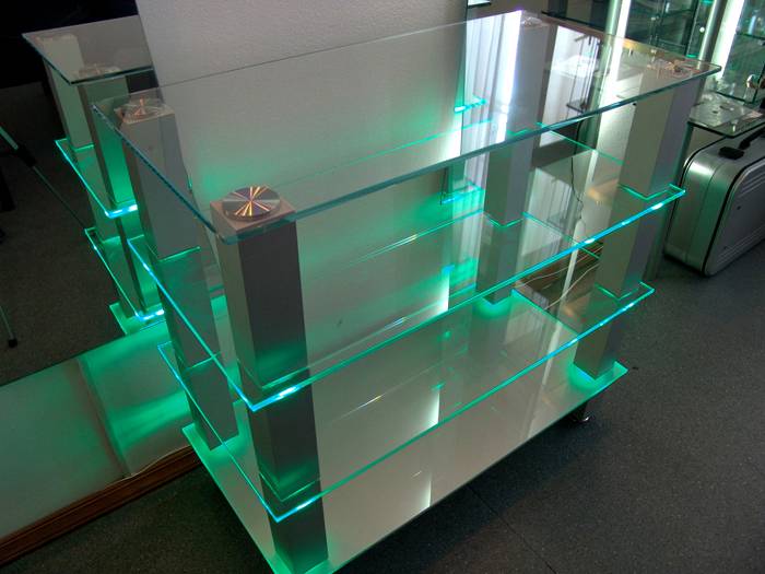 Γυάλινα ράφια