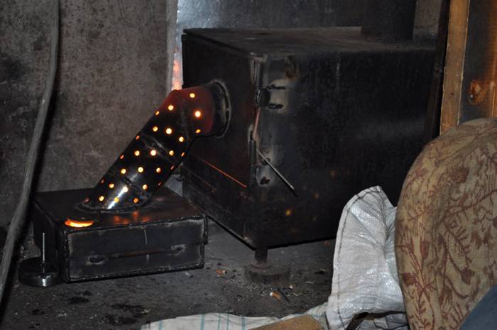 Oven voor recycling van afgewerkte olie en garageverwarming