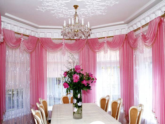 Trang trí ban đầu của phòng khách