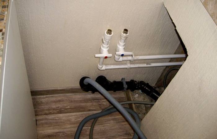 Оборудвана тръбопроводна и канализационна конструкция