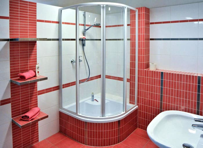 Shower cubicle with high sides successfully replaces the bathtub