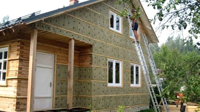 Cách nhiệt của một ngôi nhà gỗ bên ngoài