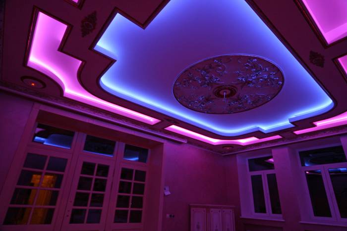 Plasterboard ceilings for the living room: photo