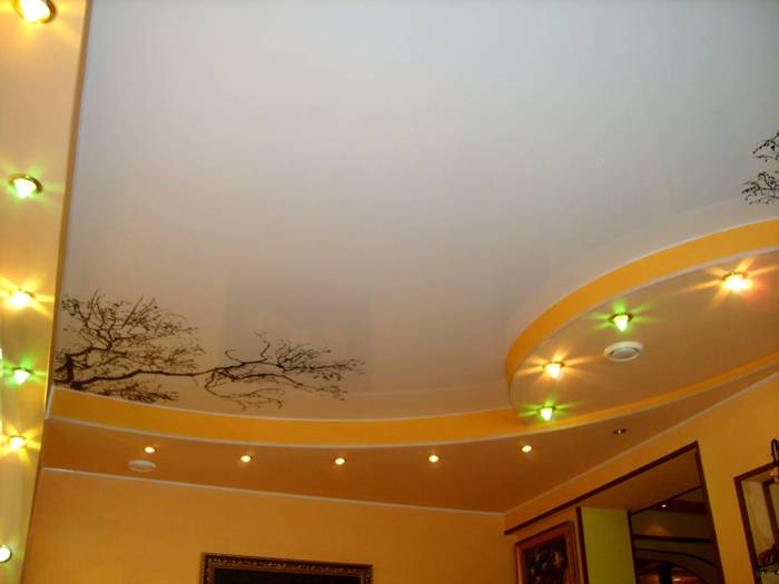 Combination option with a pattern on the ceiling