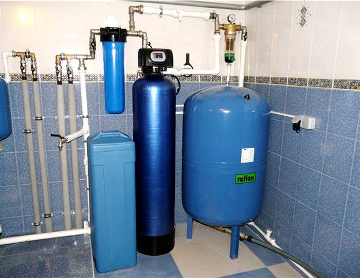 Η υδραυλική καλωδίωση είναι τοποθετημένη σε έναν τοίχο