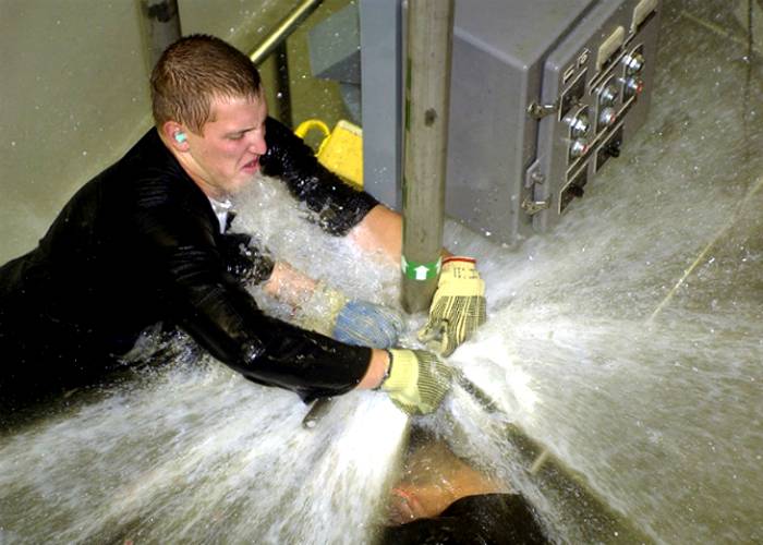 Με τη διαφορά πίεσης στο λέβητα και τους σωλήνες, η συμπερίληψη νερού μπορεί να προκαλέσει ένα ισχυρό σφυρί νερού