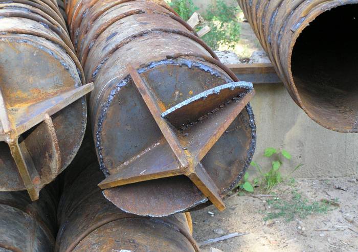 Τα βαριεμένα γκριλ και οι ρηχοί σωροί κατανέμουν ομοιόμορφα το βάρος του κτηρίου όχι μόνο στους σωρούς, αλλά και στο ίδιο το έδαφος