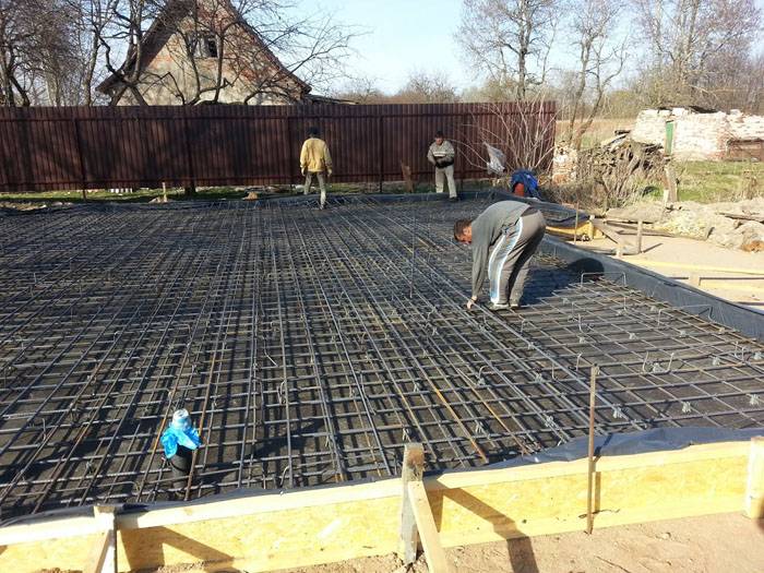 Για οικονομική κατανάλωση υλικών, οι ειδικοί συνιστούν να πλέκουν το πλέγμα του κλωβού ενίσχυσης σε μοτίβο σκακιέρας. Σε αυτήν την περίπτωση, οι τελευταίες σειρές κάθε τοίχου είναι σταθερές σε κάθε σημείο