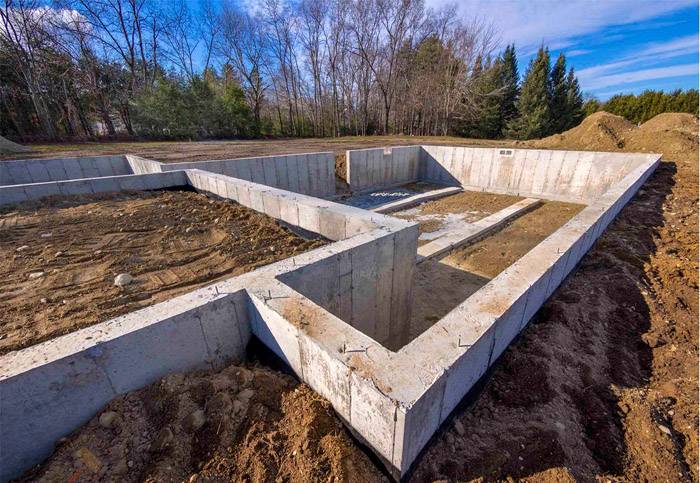 Η δομή έχει τακτικά γεωμετρικά σχήματα και το ίδιο ύψος και πλάτος σε όλες τις περιοχές