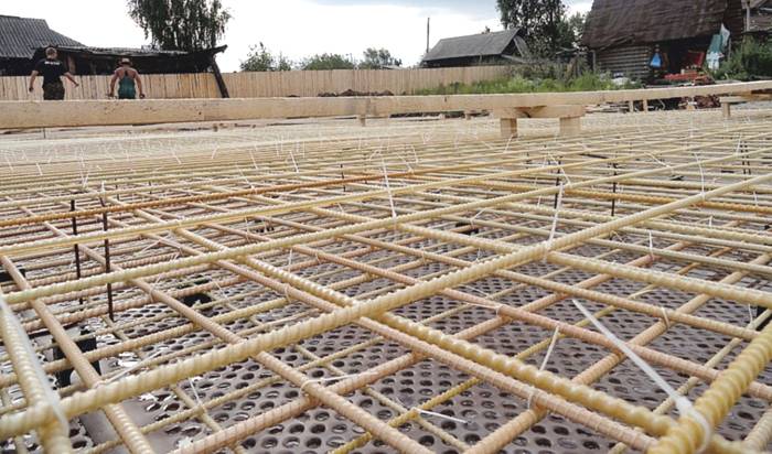 Στο πάχος του σκυροδέματος, τα πλαστικά ένθετα αισθάνονται υπέροχα. Είναι μη διαβρωτικά και αρκετά εύκαμπτα ώστε να αντέχουν σε όλα τα απαραίτητα φορτία