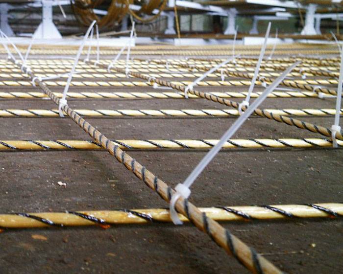 Διαφορετικά, η εργασία με σύνθετο υλικό δεν διαφέρει από τη διαμόρφωση ενός μεταλλικού σκελετού. Οι αποστάσεις μεταξύ των ράβδων και της αρχής του πλεξίματος είναι οι ίδιες