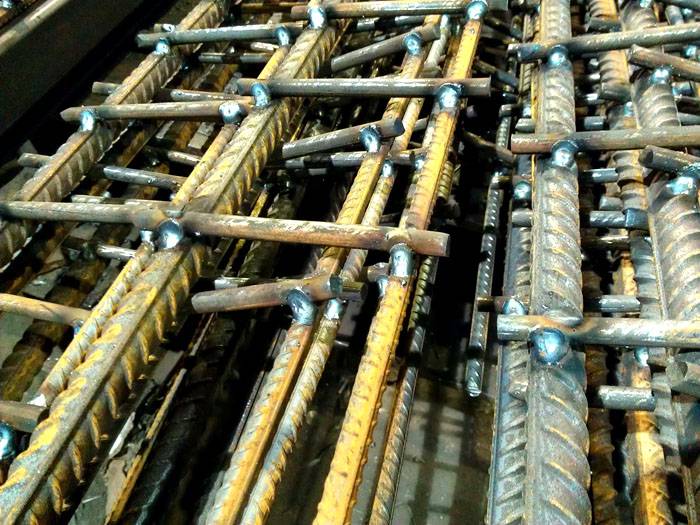 Μερικοί άνθρωποι χρησιμοποιούν συγκόλληση για να συγκρατούν τα μέρη μαζί, αλλά αυτή η μέθοδος δεν είναι κατάλληλη για όλα τα υλικά.