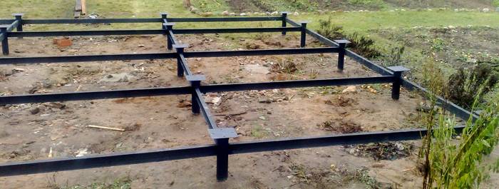 Sekiranya rumah itu mempunyai pondasi cerucuk, sayangnya, ia tidak akan berfungsi untuk menggunakan ruang bawah tanah, kerana mustahil untuk melengkapkannya. Di rumah seperti itu, bilik bawah tanah terletak jauh dari rumah, di lokasi