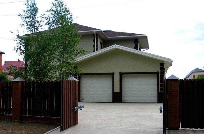 Sekiranya garaj terletak di ruang bawah tanah, anda harus mempertimbangkan ukuran dan liputan kawasan di depan rumah, di mana kenderaan akan mudah dipusingkan jika perlu