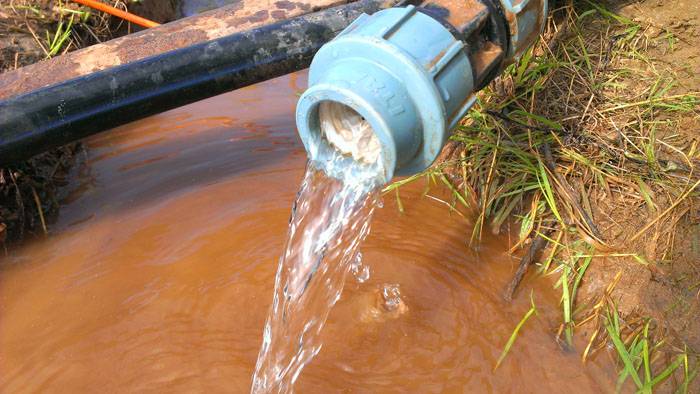 Bagi pemilik pondok musim panas yang mengunjunginya hanya pada hujung minggu, masuk akal untuk memilih pilihan belanjawan, dan membawa air minuman bersama anda di dalam tabung atau membawanya dari sumber berdekatan