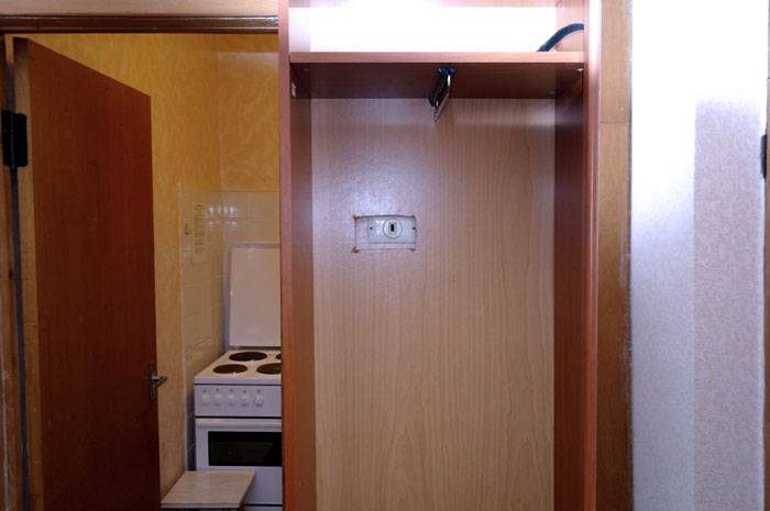 Sudah tentu, dalam kes ini, anda dapat mencari jalan keluar yang asli, misalnya, memotong lubang di dinding belakang kabinet, tetapi adakah senang