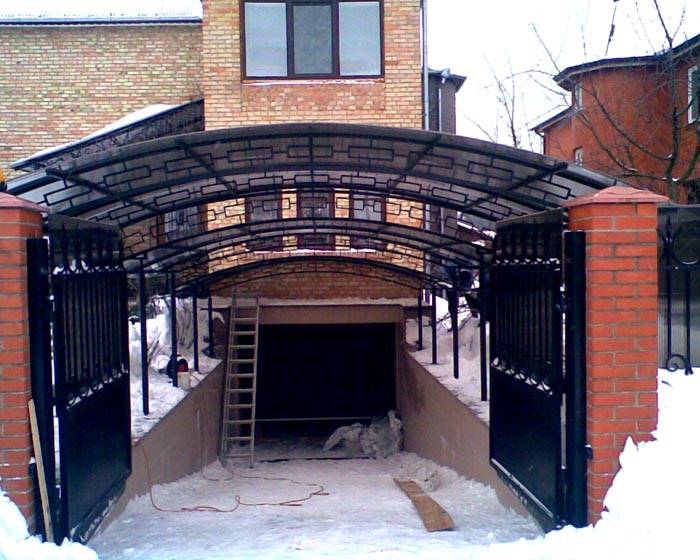 Such a canopy over the garage increases the safety of movement in the winter.
