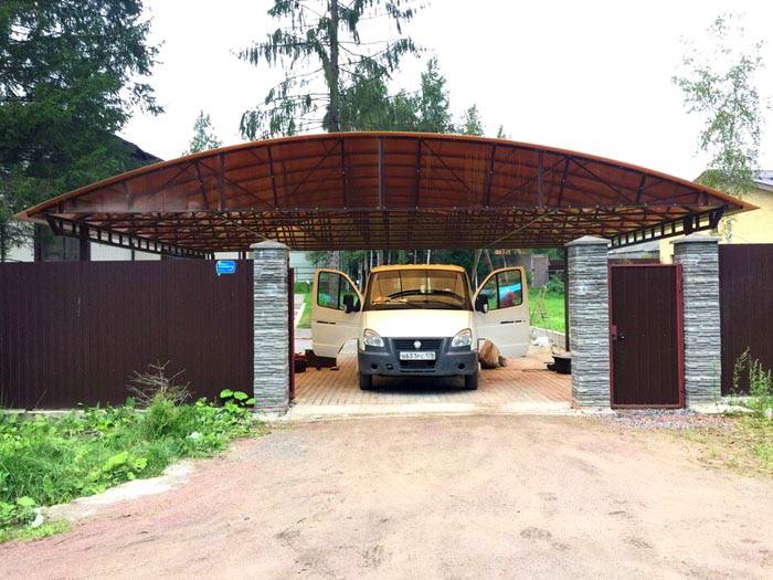 As large as in the photo, a canopy made of polycarbonate sheets will not turn out too heavy