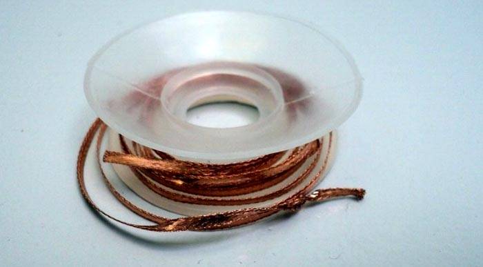 Για να αφαιρέσετε την υπερβολική κόλλα από το ταμπλό και τα πόδια, μπορείτε να αγοράσετε μια πλεξούδα σε έναν τροχό