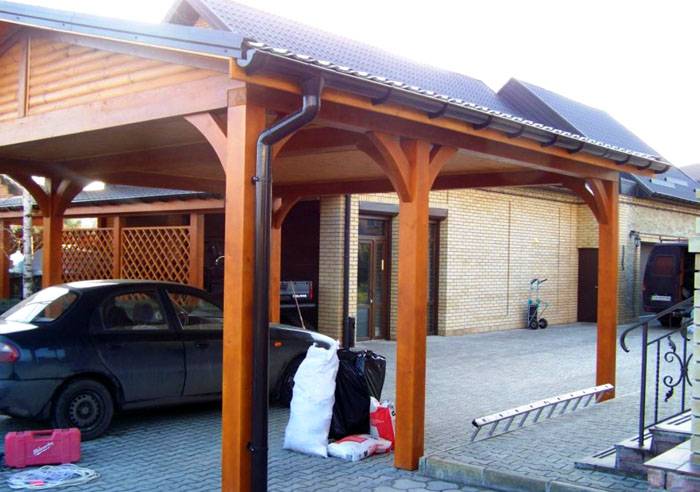 The photo shows an example with the same material on the roofs of the main building and annex. This solution simplifies the creation of a single harmonious architectural ensemble