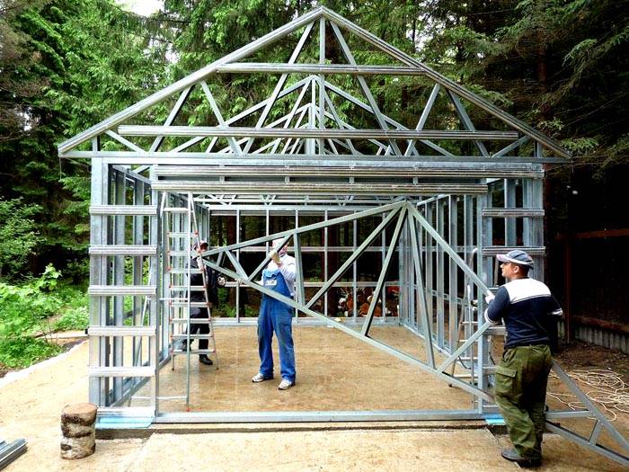 Reliable collapsible structures are obtained from light profiles. They can be moved, repaired at no extra cost