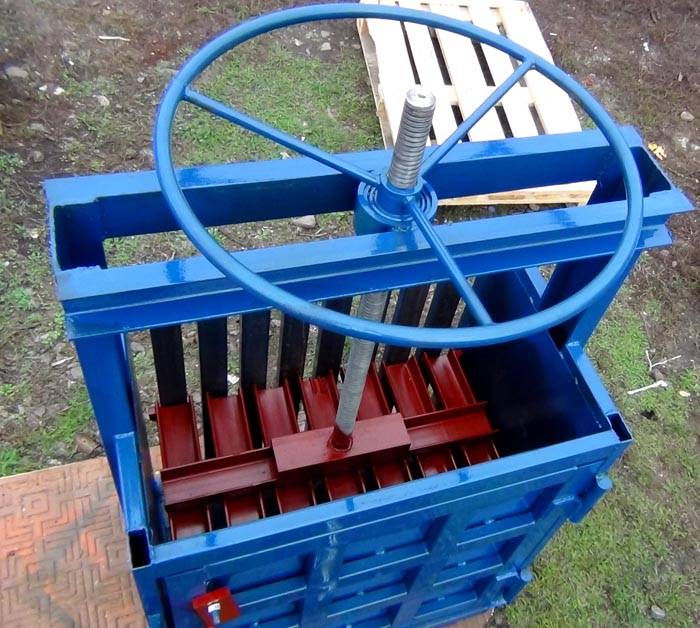 Механичната картонена преса е много удобно устройство