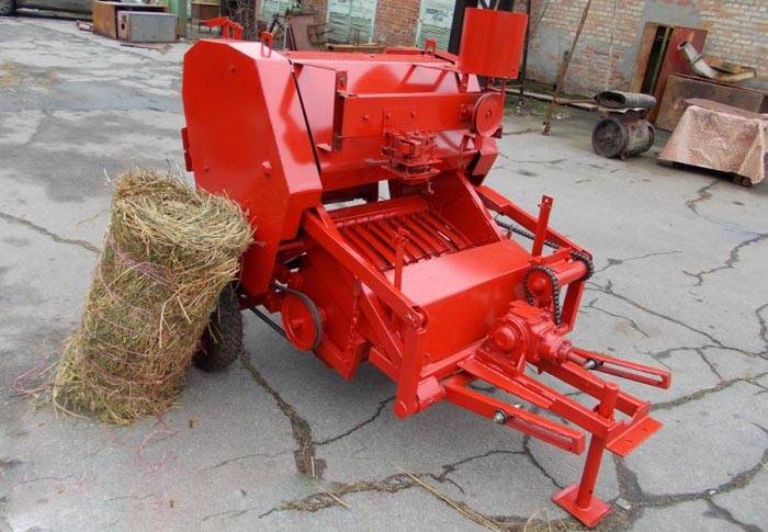 Преса за мотоблок - удобна при събиране на суха трева