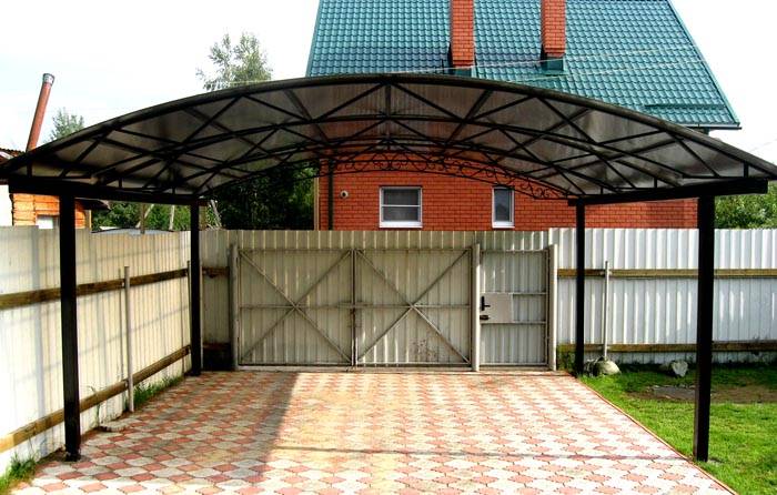 Placing the building directly next to the entrance group helps to economically use the free space. But this solution does not protect the owner from rain and other adverse weather conditions on the way to the house.