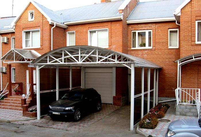 A garage with a carport for two or more cars is created taking into account the number of cars in the family. Extra parking spaces come in handy during guest visits