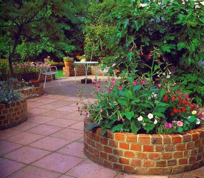 Bakstenen bumpers zijn niet alleen geschikt voor het afronden van de plantplaats van groentegewassen, maar ook voor het decoreren van bloembedden. Zo kan de eenheid van het hele landschap worden bereikt.