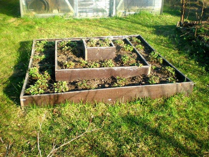 Такова пирамидално легло може да бъде направено независимо, без да се използват специални инструменти и оборудване.