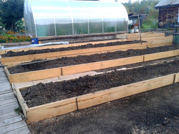 Foto van bedden van planken met uw eigen handen