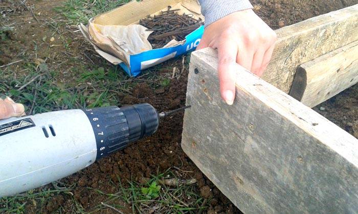 Een houten kist in elkaar zetten