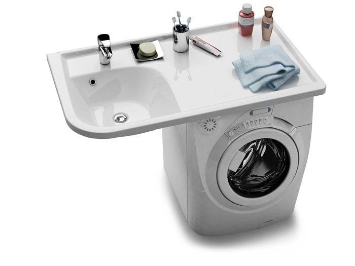 Ένας νεροχύτης με πάγκο είναι πιο βολικός - μπορείτε να βάλετε κάτι σε αυτό