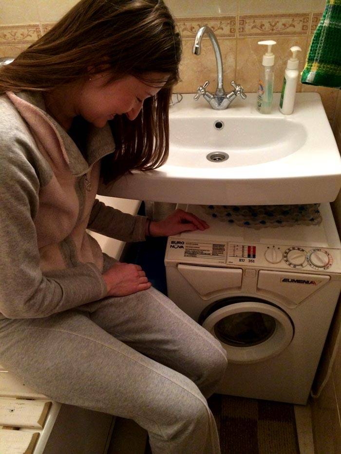 Ακόμα και σε μια πολύ στενή μπανιέρα, μπορείτε να πλύνετε τα ρούχα σας Ακόμα και σε μια πολύ στενή μπανιέρα, μπορείτε να πλύνετε τα ρούχα σας