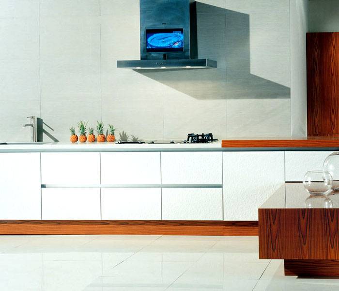 Zwischen der Haube und der Arbeitsfläche muss ein gewisser Abstand bestehen.