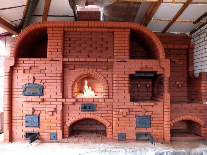 Και αυτή είναι μια έτοιμη σόμπα, εντυπωσιακή στην αισθητική της.