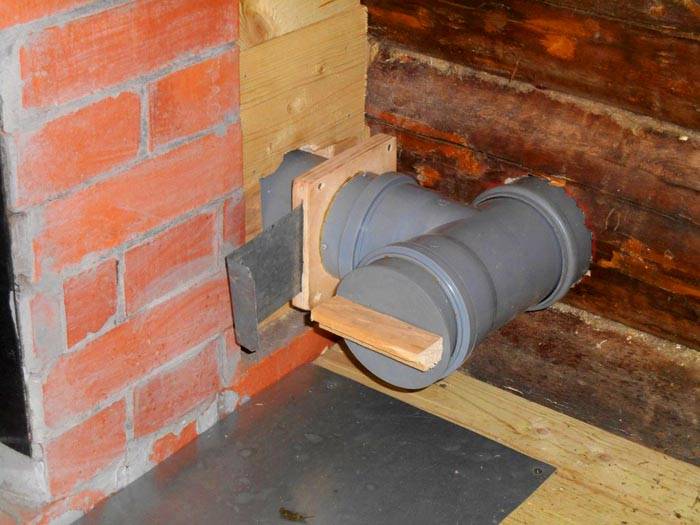 Valvola artigianale per regolare l'immissione di aria fresca. È necessario fornire l'accesso gratuito a tali dispositivi.