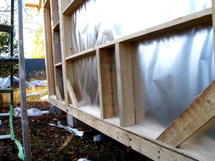 All'interno del muro, la lamina di metallo è fissata. Riflette la radiazione infrarossa nel bagno turco