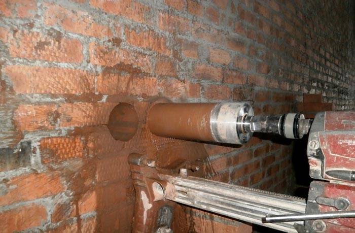 La perforazione di grandi fori per la ventilazione in un bagno di mattoni viene eseguita utilizzando attrezzature speciali