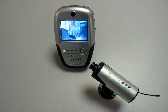 يبدو مثل DVR مع كاميرا