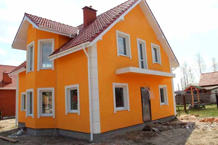 Met behulp van verven kunt u een exclusieve tint schorskeverpleister kiezen, de foto van de gevel toont slechts één optie uit een enorm kleurenpalet