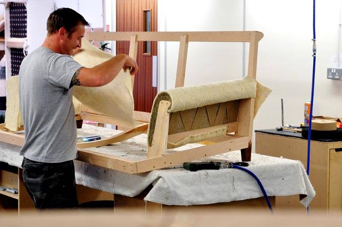 A stylish table is not difficult to make