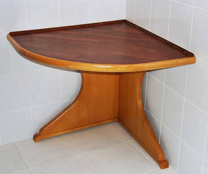 Simple corner table
