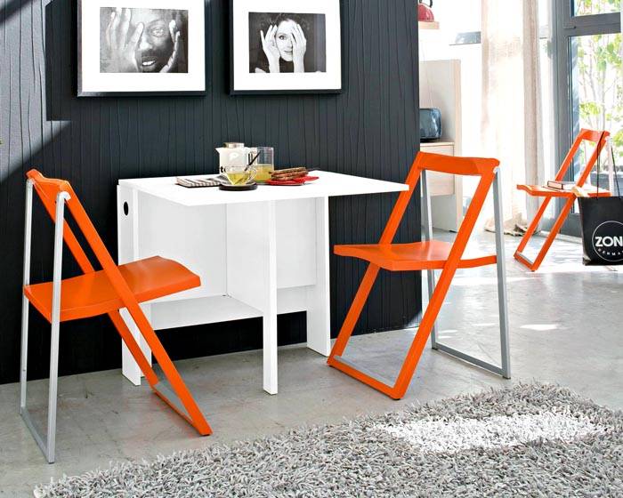 A plastic table with chairs will add a raisin to the interior